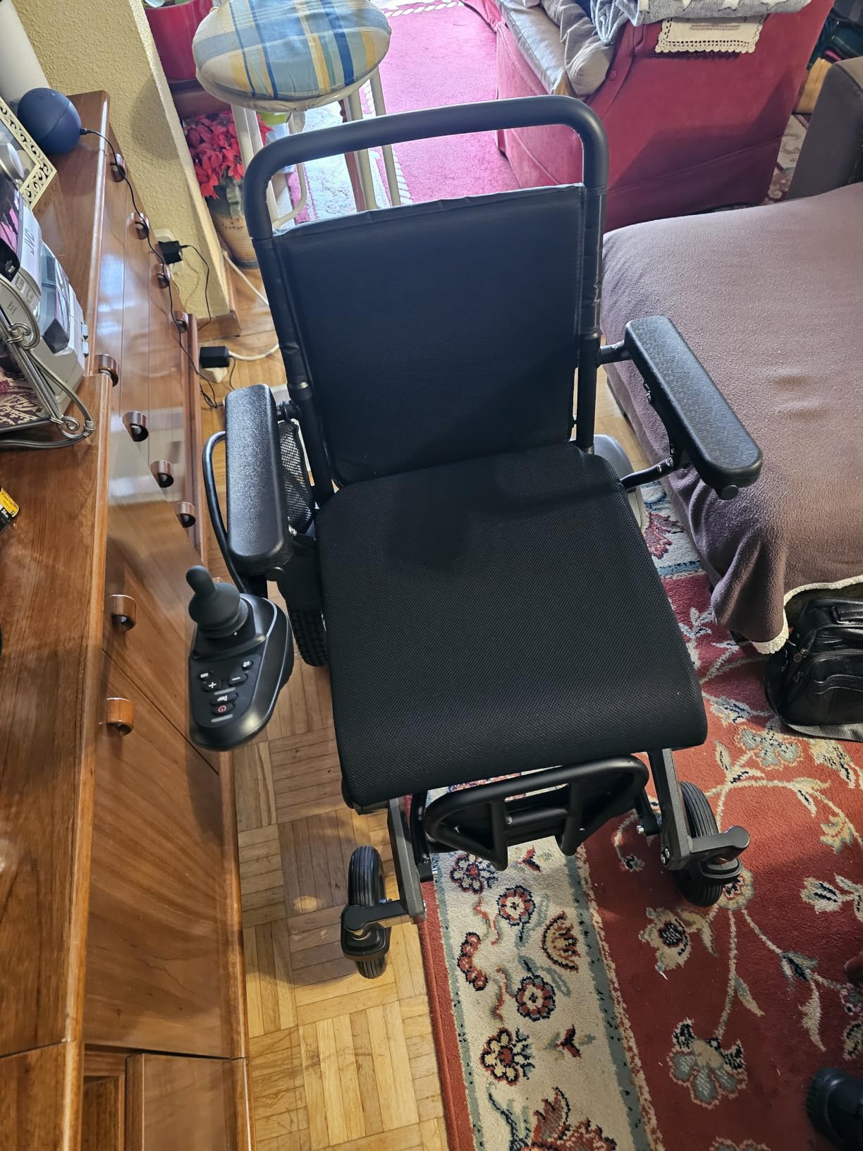 Felinol using a GoldSeason wheelchair
